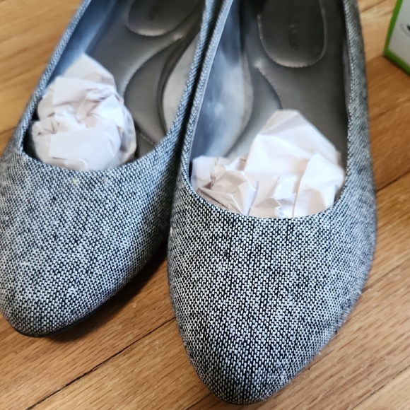 Kelly & Katie Women's Black And White Monica Flats - Picture 5 of 7